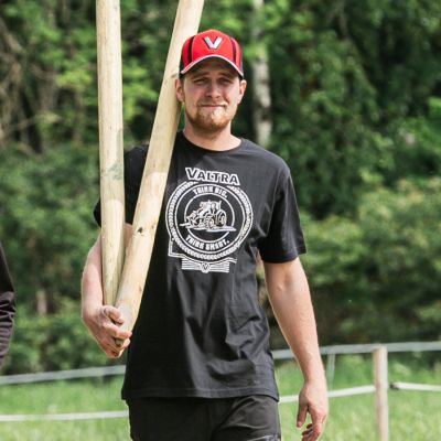 Camiseta negra de Valtra con el eslogan «Piensa en grande. Piensa con inteligencia».